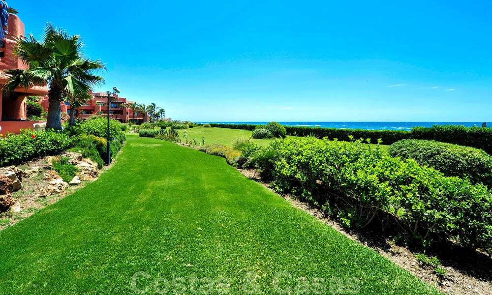 Exclusive beachfront penthouse apartment for sale, frontline beach of Los Monteros in Marbella 37196