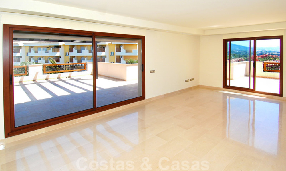 Luxury penthouse apartment for sale near Puerto Banus in Nueva Andalucia, Marbella 30625