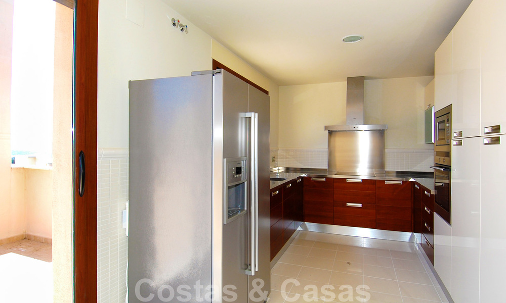Luxury penthouse apartment for sale near Puerto Banus in Nueva Andalucia, Marbella 30627