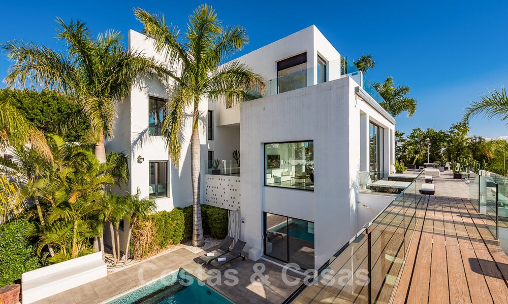 Modern luxury illa for sale in a golf course urbanization in Marbella - Benahavis 49510