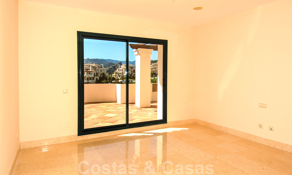 Capanes del Golf: Luxury ample apartments for sale surrounded by golf in Marbella - Benahavis 23852