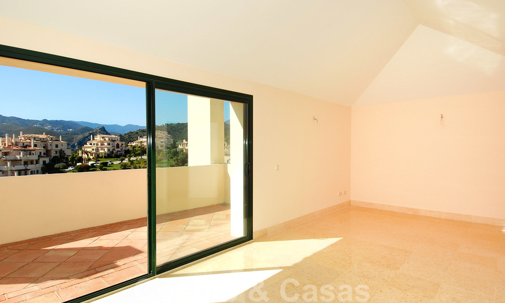 Capanes del Golf: Luxury ample apartments for sale surrounded by golf in Marbella - Benahavis 23856