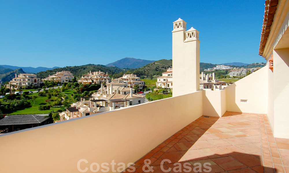 Capanes del Golf: Luxury ample apartments for sale surrounded by golf in Marbella - Benahavis 23857