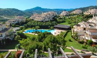 Capanes del Golf: Luxury ample apartments for sale surrounded by golf in Marbella - Benahavis 23858 