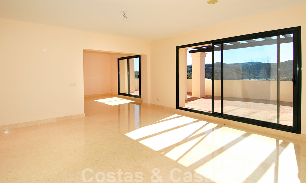 Capanes del Golf: Luxury ample apartments for sale surrounded by golf in Marbella - Benahavis 23880