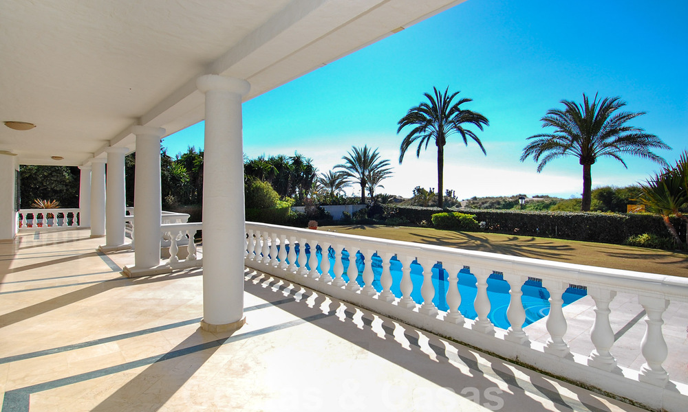 Beachfront exclusive villa for sale in prestigious urbanisation of East Marbella 30518