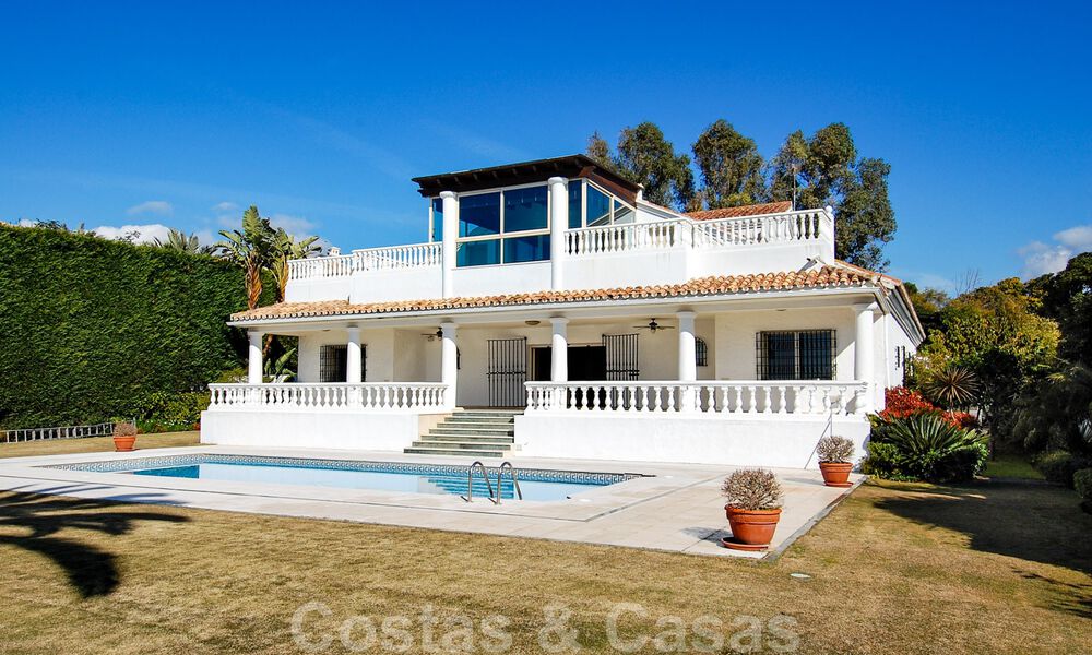 Beachfront exclusive villa for sale in prestigious urbanisation of East Marbella 30523