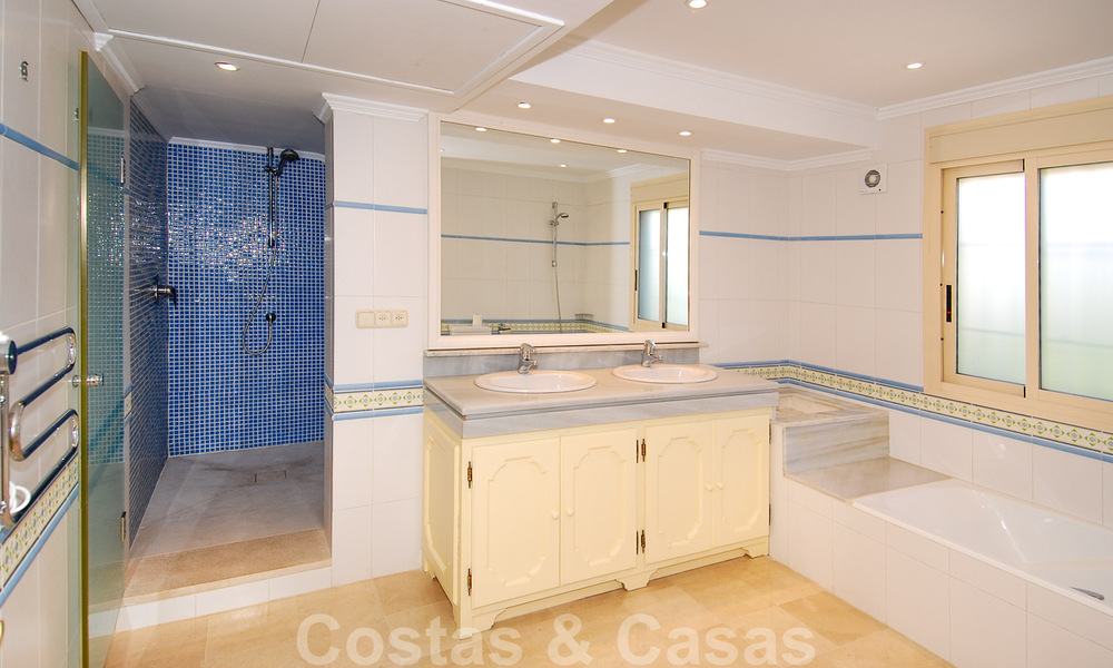 Beachfront exclusive villa for sale in prestigious urbanisation of East Marbella 30527