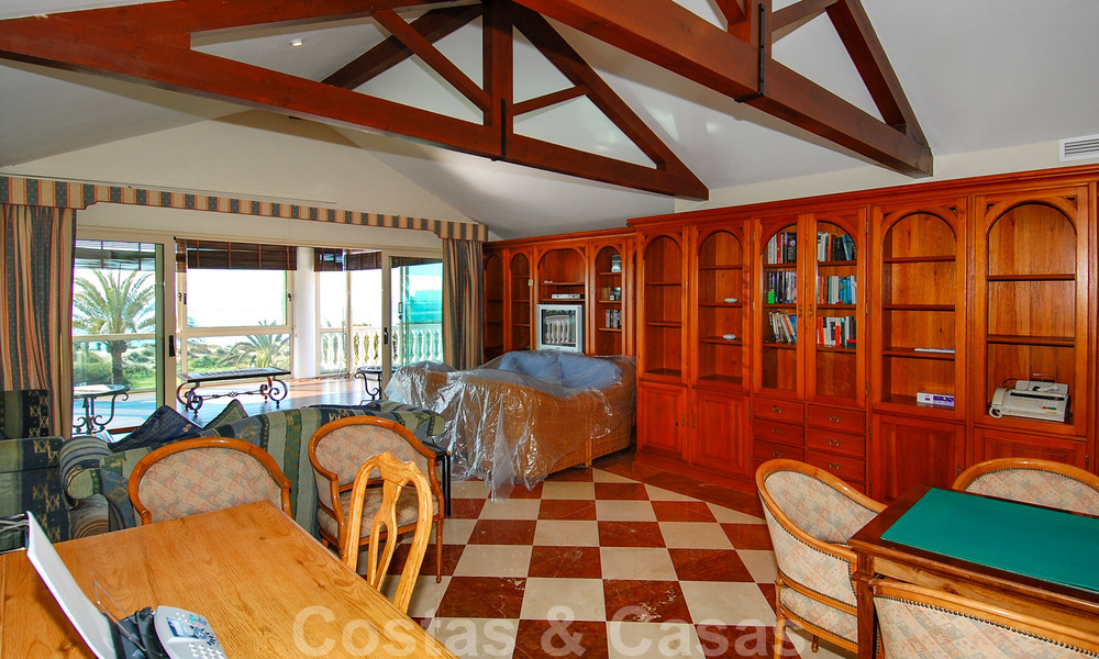 Beachfront exclusive villa for sale in prestigious urbanisation of East Marbella 30532