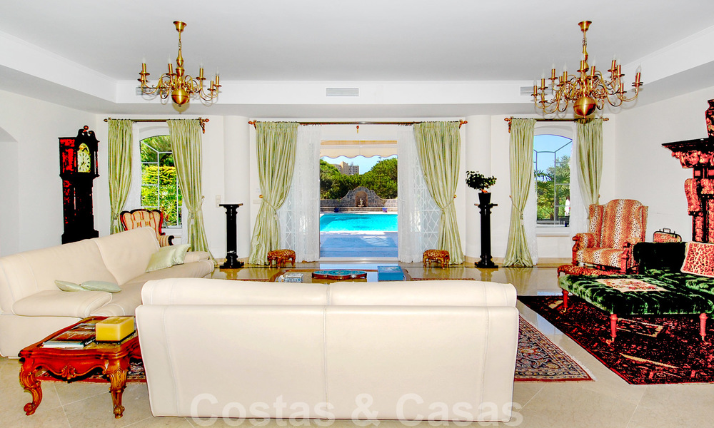 Colonial styled luxury villa to buy in Marbella East. 22552