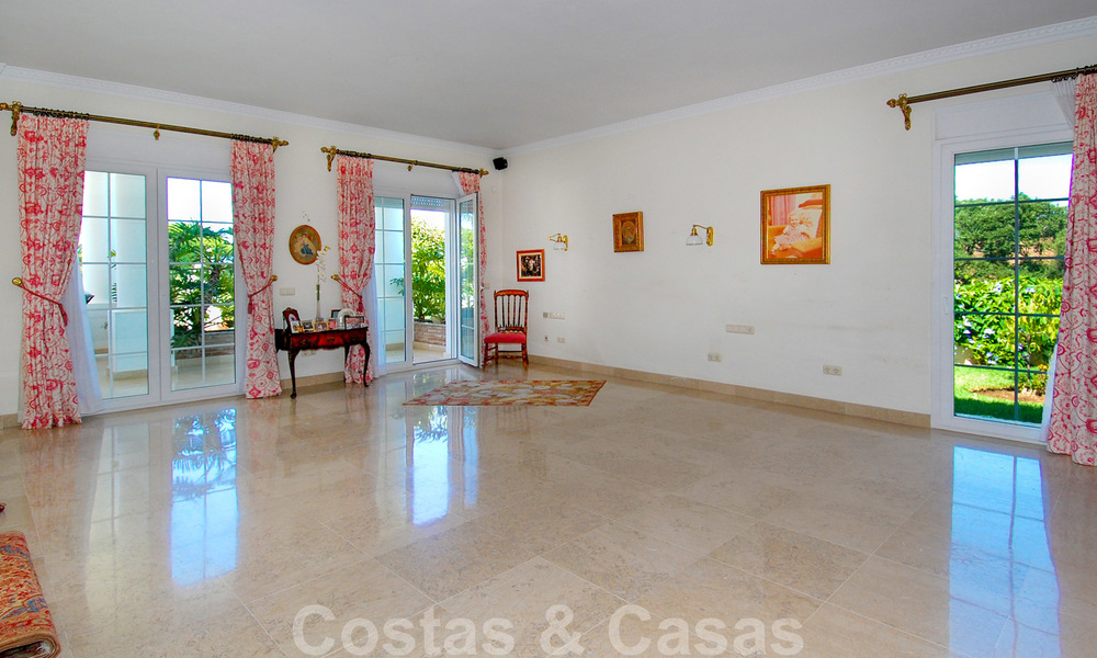 Colonial styled luxury villa to buy in Marbella East. 22554