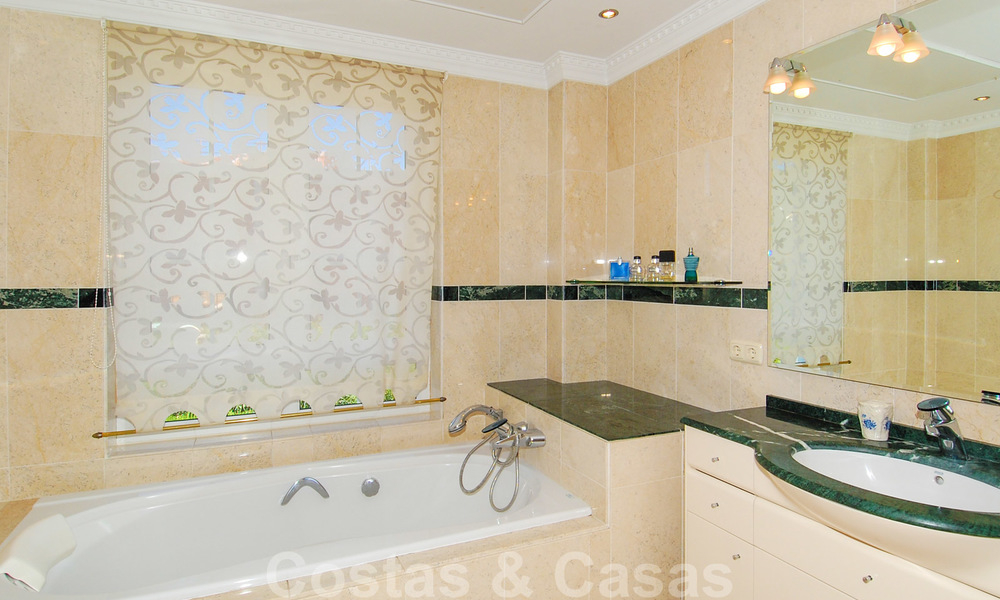 Colonial styled luxury villa to buy in Marbella East. 22563