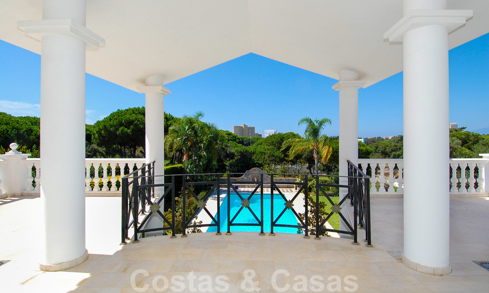 Colonial styled luxury villa to buy in Marbella East. 22565