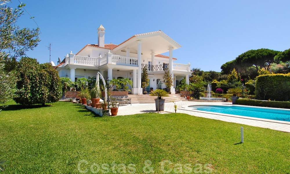 Colonial styled luxury villa to buy in Marbella East. 22587