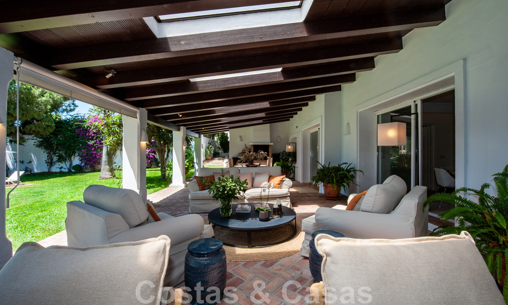 Traditional Mediterranean luxury villa on a large plot for sale on the Golden Mile in Marbella 44204