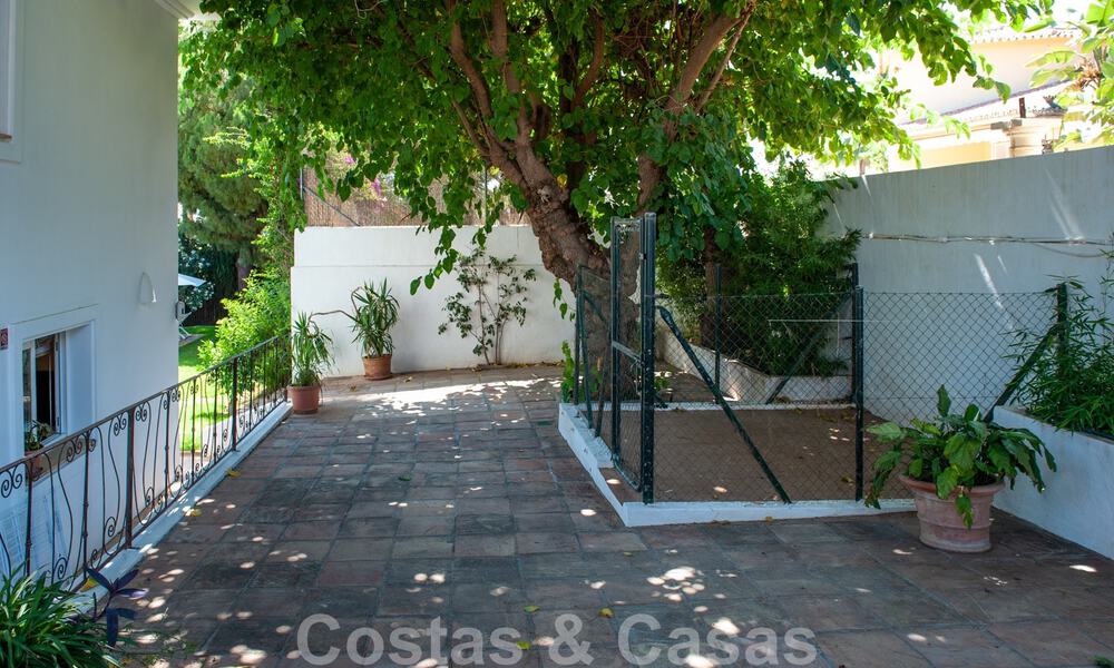 Traditional Mediterranean luxury villa on a large plot for sale on the Golden Mile in Marbella 44234