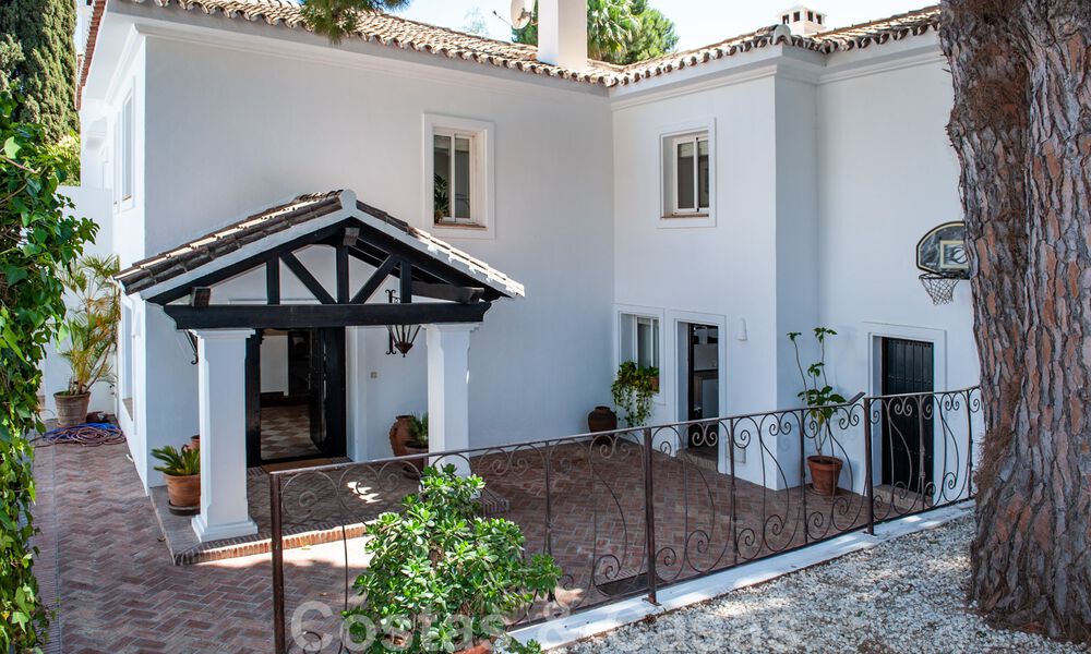 Traditional Mediterranean luxury villa on a large plot for sale on the Golden Mile in Marbella 44235