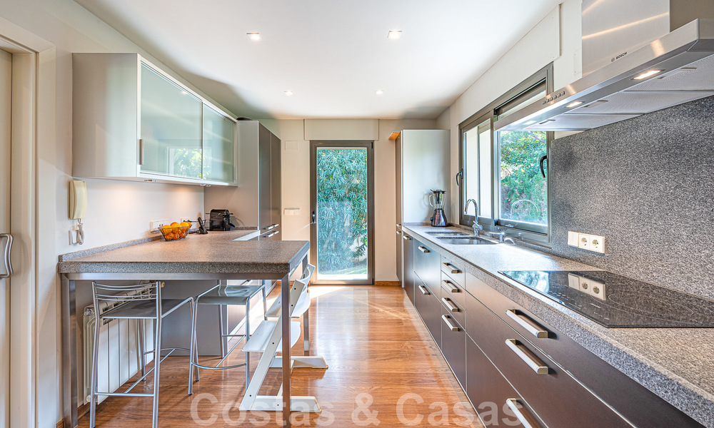 Modern luxury villa for sale in Nueva Andalucia's golf valley, walking distance to Puerto Banus, Marbella 51020