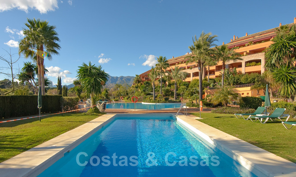 Luxury apartments for sale near the beach in a prestigious complex, just east of Marbella town 22961