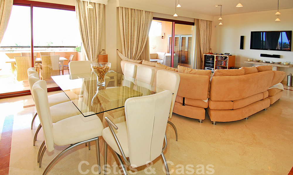 Luxury apartments for sale near the beach in a prestigious complex, just east of Marbella town 22963