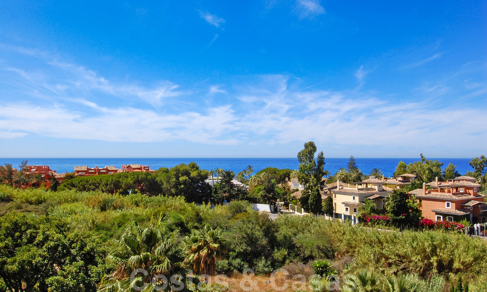 Luxury apartments for sale near the beach in a prestigious complex, just east of Marbella town 22968