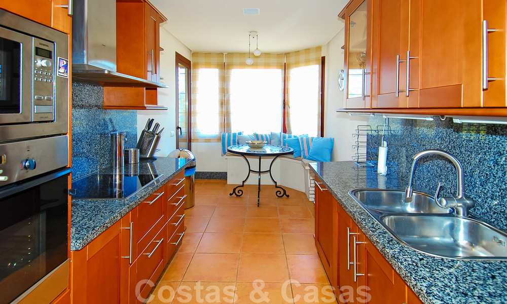 Luxury apartments for sale near the beach in a prestigious complex, just east of Marbella town 22970