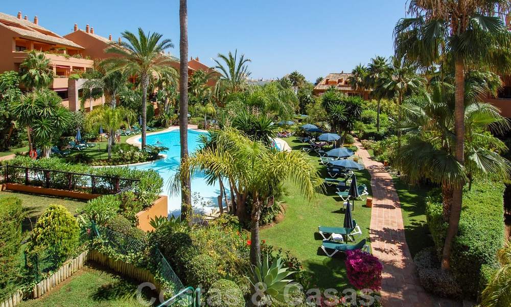 Luxury apartments for sale near the beach in a prestigious complex, just east of Marbella town 22987