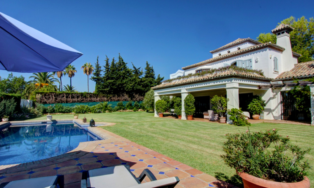 Luxury villa for sale on the Golden Mile in Marbella, walking distance to beach and Puente Romano 5585
