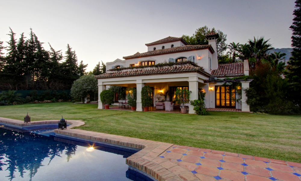 Luxury villa for sale on the Golden Mile in Marbella, walking distance to beach and Puente Romano 5581